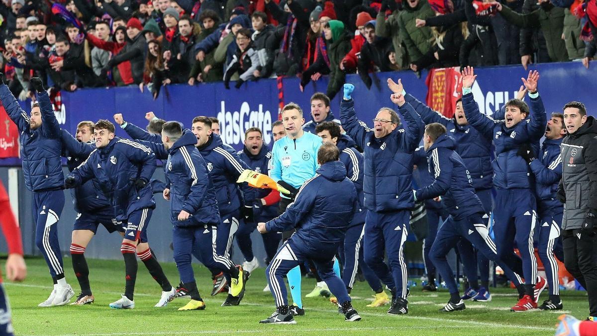 El banquillo de Osasuna celebra la victoria.