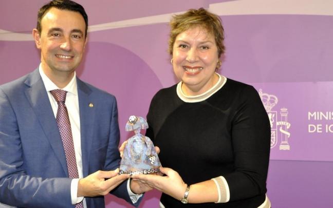 Mikel Torres y María José Blanco, con el galardón.