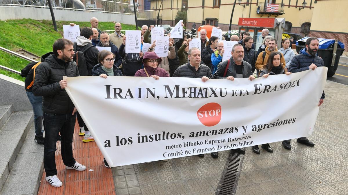 El pasado diciembre, empleados del metro se concentraron en Basarrate por otra agresión a un compañero, acto que volverán a repetir mañana en Algorta