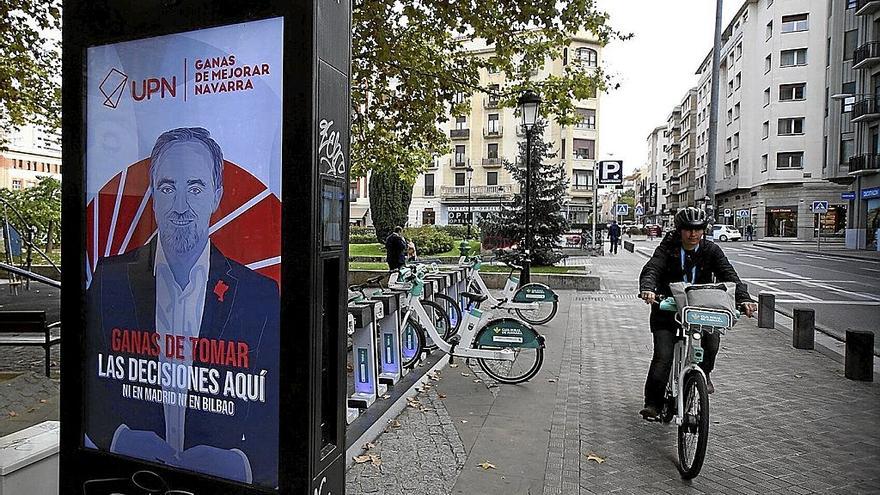 El presidente de UPN, Javier Esparza, en uno de los soportes municipales junto a la estación de bicis de calle Amaya.