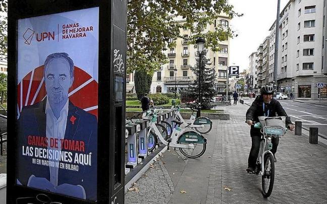 El presidente de UPN, Javier Esparza, en uno de los soportes municipales junto a la estación de bicis de calle Amaya.