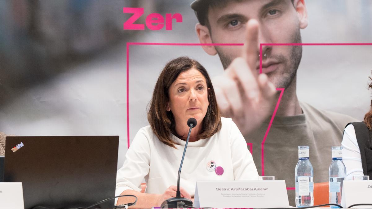 La consejera Beatriz Artolazabal durante la jornada celebrada en el Palacio Euskalduna.