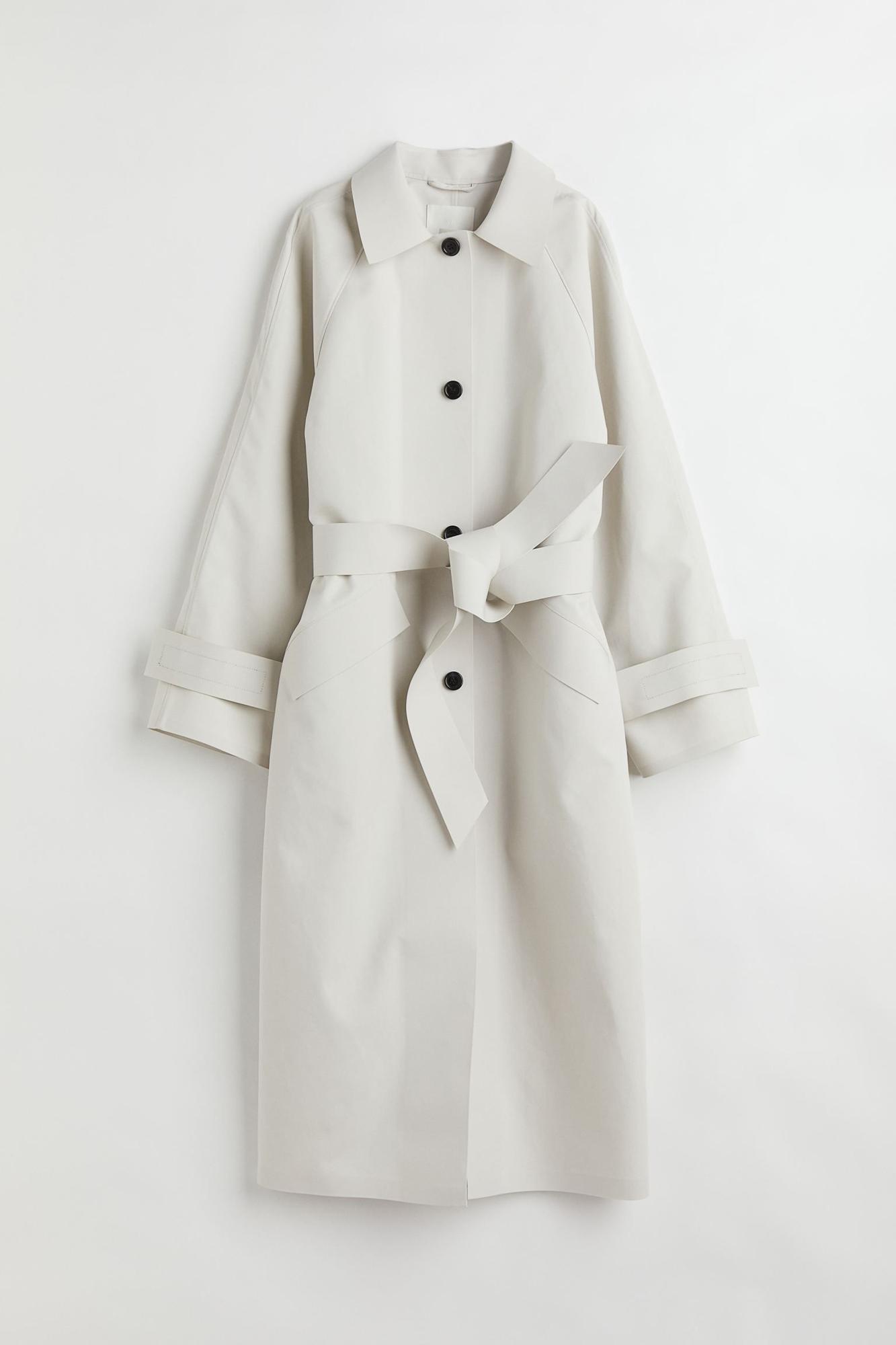 Gabardina larga de color gris.