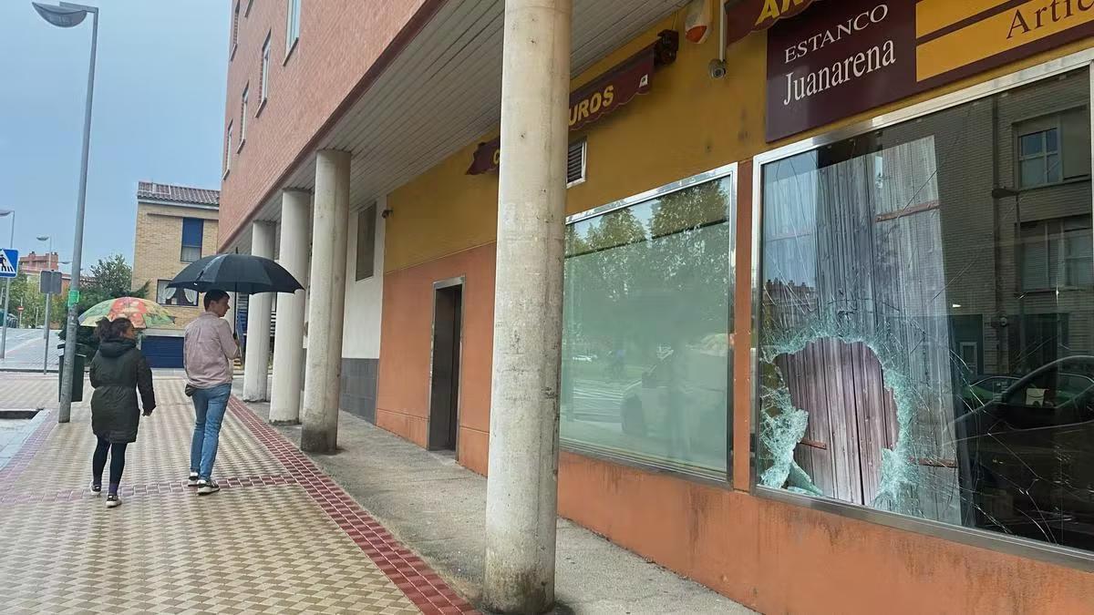 Exterior del estanco asaltado.