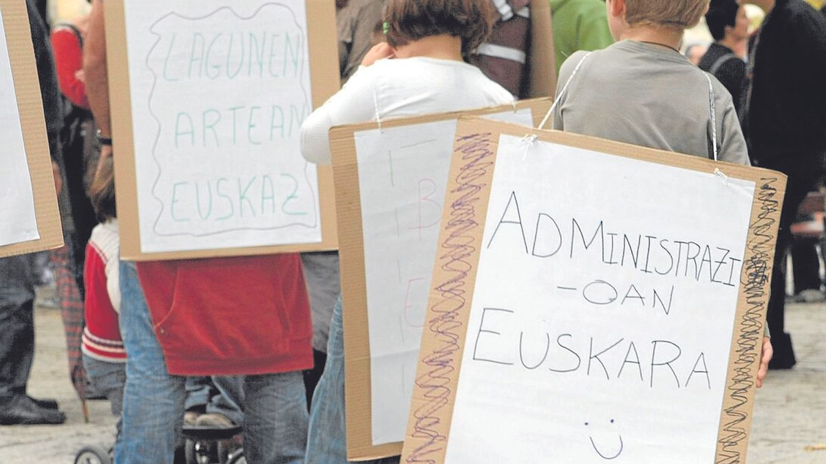 Imagen de archivo de una movilización ciudadana para reivindicar una mayor presencia del euskera en la atención administrativa a la ciudadanía y en la calle. | FOTO: GORKA ESTRADA