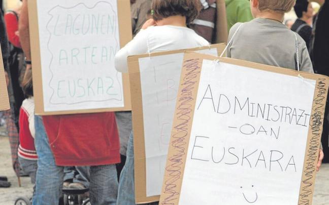 Imagen de archivo de una movilización ciudadana para reivindicar una mayor presencia del euskera en la atención administrativa a la ciudadanía y en la calle. | FOTO: GORKA ESTRADA Imagen de archivo de una movilización ciudadana para reivindicar una mayor presencia del euskera en la atención administrativa a la ciudadanía y en la calle. | FOTO: GORKA ESTRADA