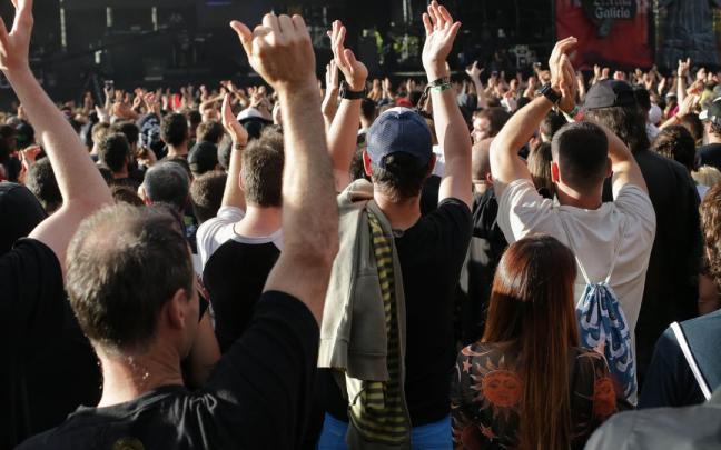 Ambiente en un concierto durante un festival de música. Ambiente en un concierto durante un festival de música.