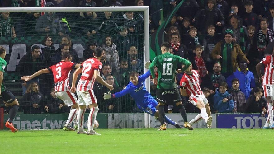 La defensa del Athletic trata de repeler un ataque del Sestao River durante el duelo de Copa disputado en Las Llanas.