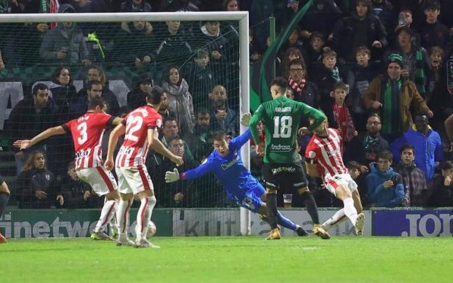 La defensa del Athletic trata de repeler un ataque del Sestao River durante el duelo de Copa disputado en Las Llanas.