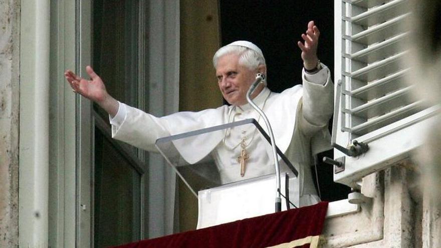 Benedicto XVI saluda a los congregados en la Plaza San Pedro del Vaticano tras ser elegido para sustituir a Juan Pablo II.