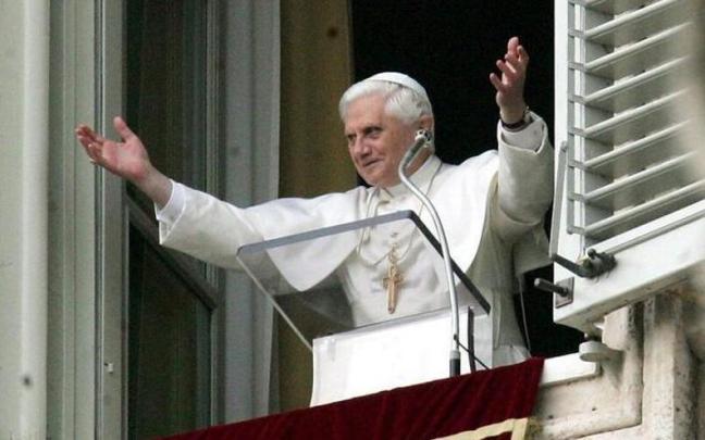 Benedicto XVI saluda a los congregados en la Plaza San Pedro del Vaticano tras ser elegido para sustituir a Juan Pablo II. Benedicto XVI saluda a los congregados en la Plaza San Pedro del Vaticano tras ser elegido para sustituir a Juan Pablo II.