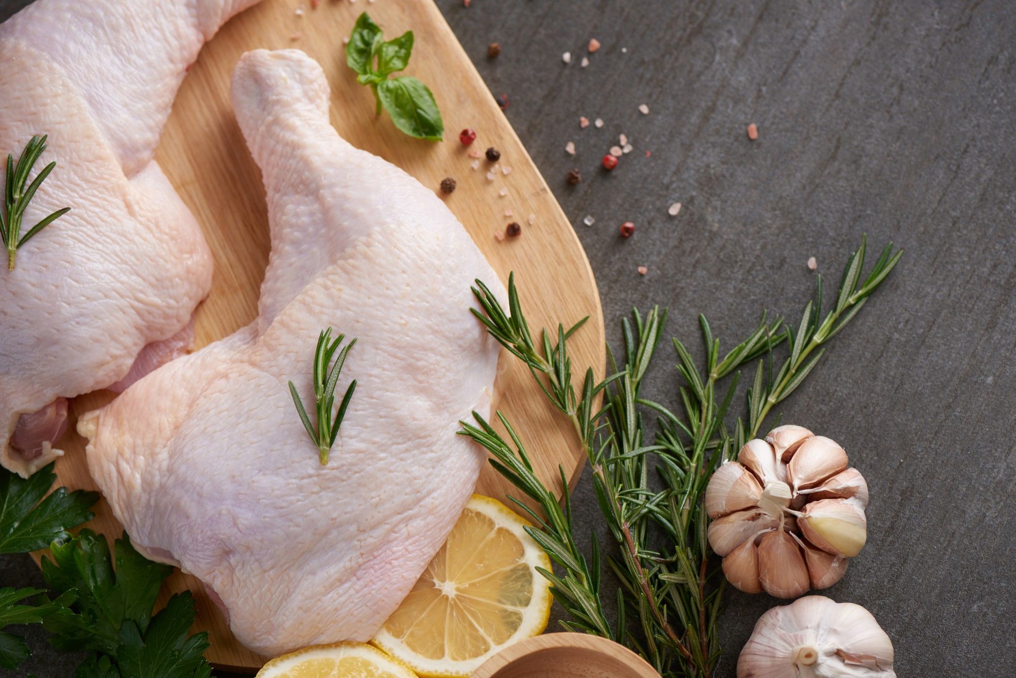 Muslos de pollo listos para ser cocinados.