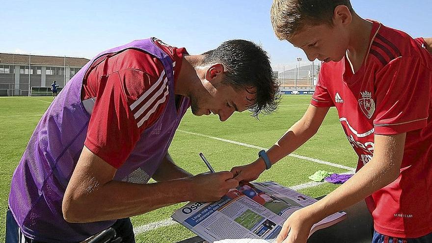 Aimar Oroz firma un autógrafo al término de un entrenamiento en Tajonar antes del parón por el Mundial.