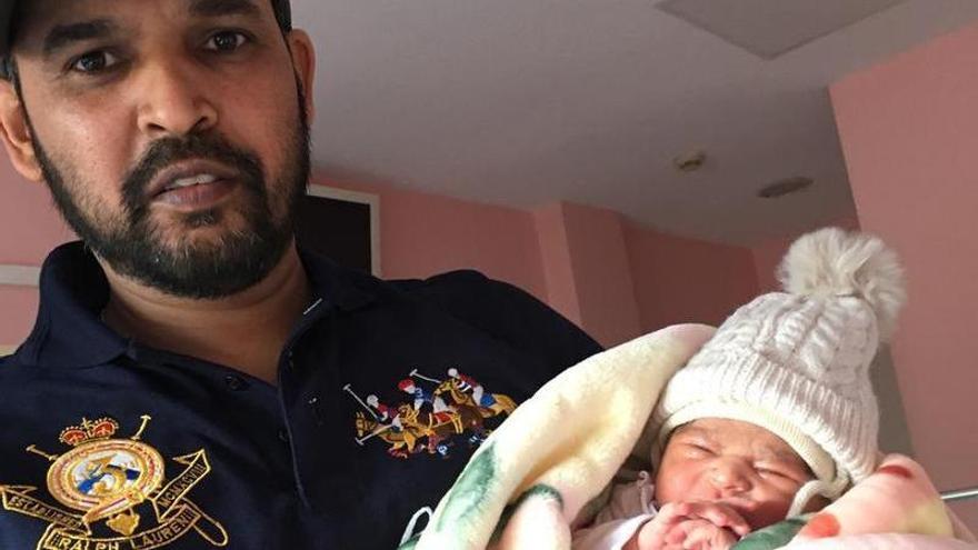 El orgulloso padre con la recién nacida