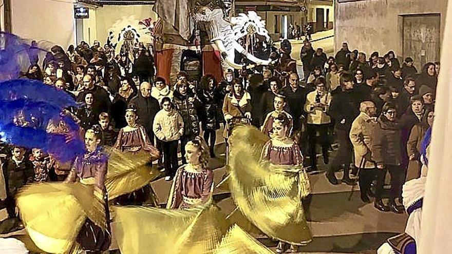 Los Reyes Magos saludando a los niños y niñas de Lodosa a su llegada al frontón municipal.