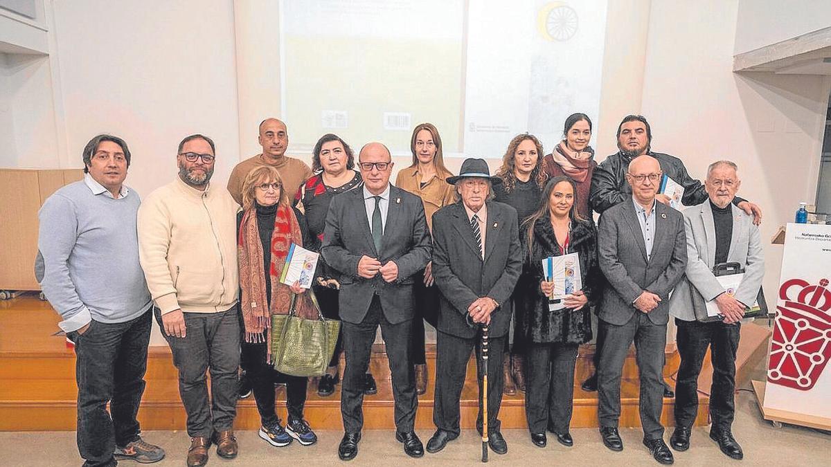 Ángel de Miguel a la derecha del todo, entre representantes políticos y de la comunidad gitana.