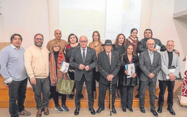 &Aacute;ngel de Miguel a la derecha del todo, entre representantes pol&iacute;ticos y de la comunidad gitana.
