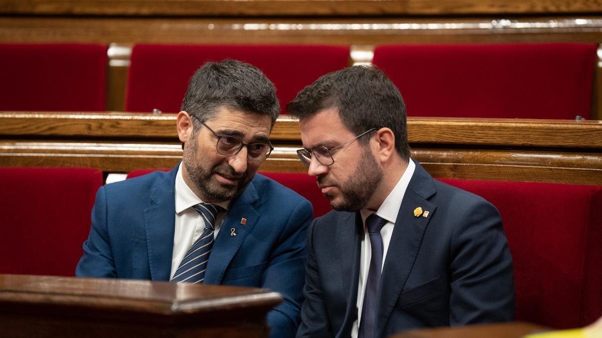 Puigneró y Aragonès en el Parlament catalán.