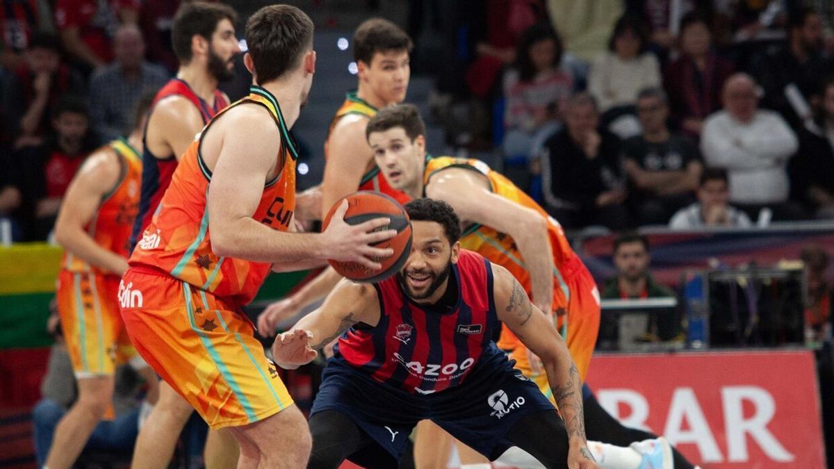 Pierria Henry, durante el partido entre el Baskonia y el Valencia Basket