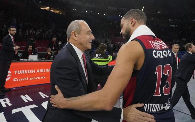 Messina felicita a Thompson al final del partido Messina felicita a Thompson al final del partido