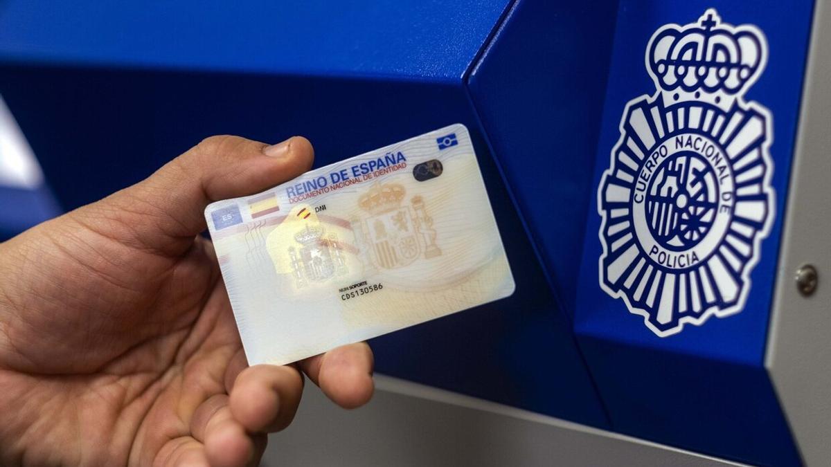 Un soporte de DNI antes de su elaboración.