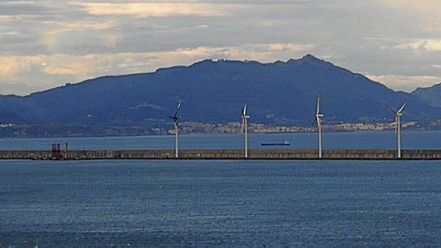 Los cinco aerogeneradores de Punta Lucero, el último parque puesto en marcha en la CAV. | FOTO: J. LAZKANO