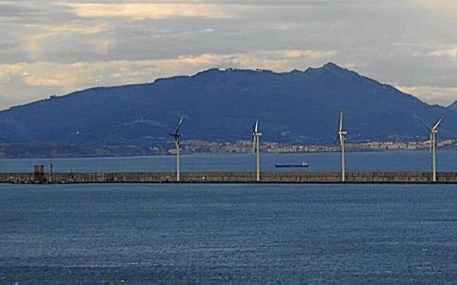 Los cinco aerogeneradores de Punta Lucero, el último parque puesto en marcha en la CAV. | FOTO: J. LAZKANO Los cinco aerogeneradores de Punta Lucero, el último parque puesto en marcha en la CAV. | FOTO: J. LAZKANO