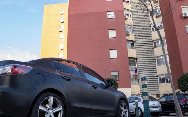 Edificio de la barriada de Dos Hermanas donde fue apuñalada la mujer de 31 años por su expareja de 47.