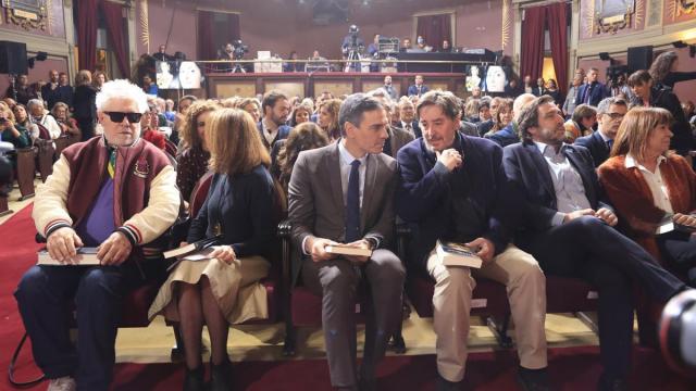 Pedro Sánchez conversa con el poeta Luis García Montero.