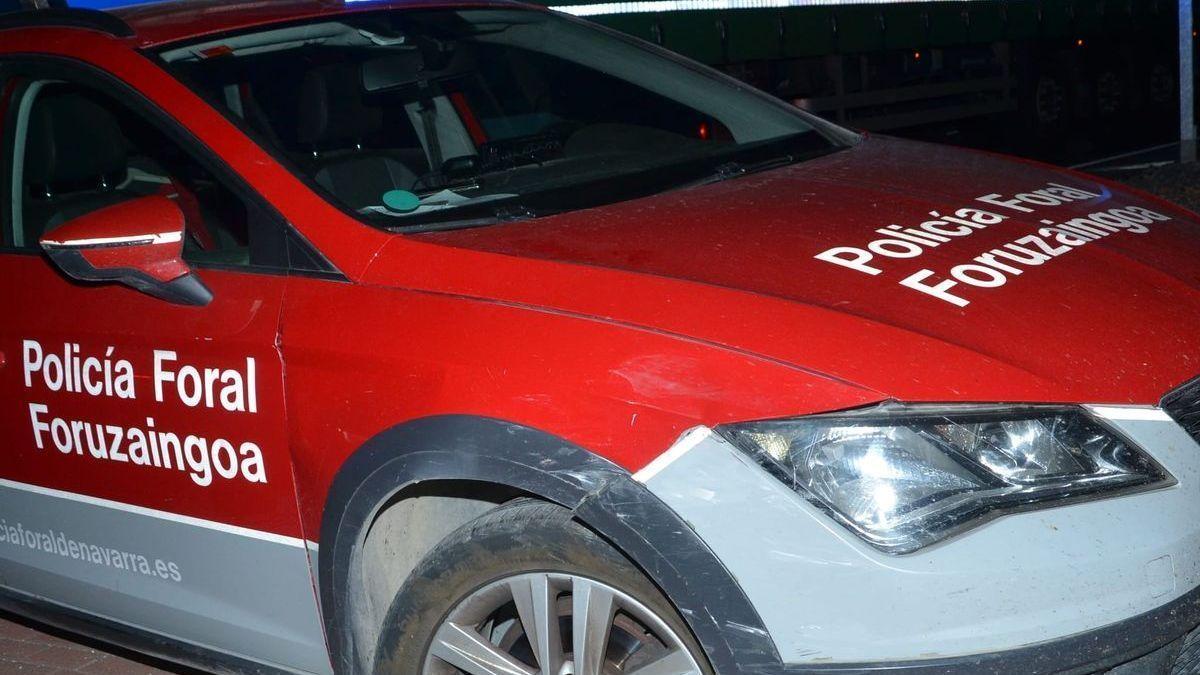 Imagen del coche patrulla de la Policía Foral contra el que chocó