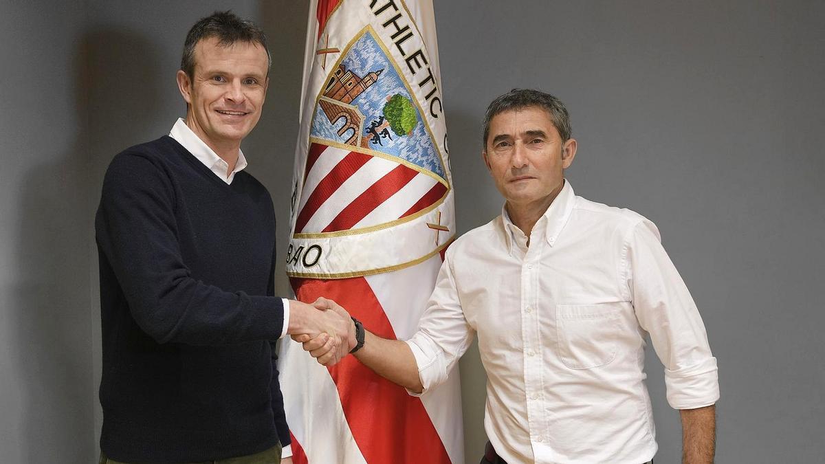 Jon Uriarte estrecha la mano de Ernesto Valverde