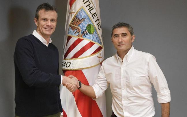 Jon Uriarte estrecha la mano de Ernesto Valverde