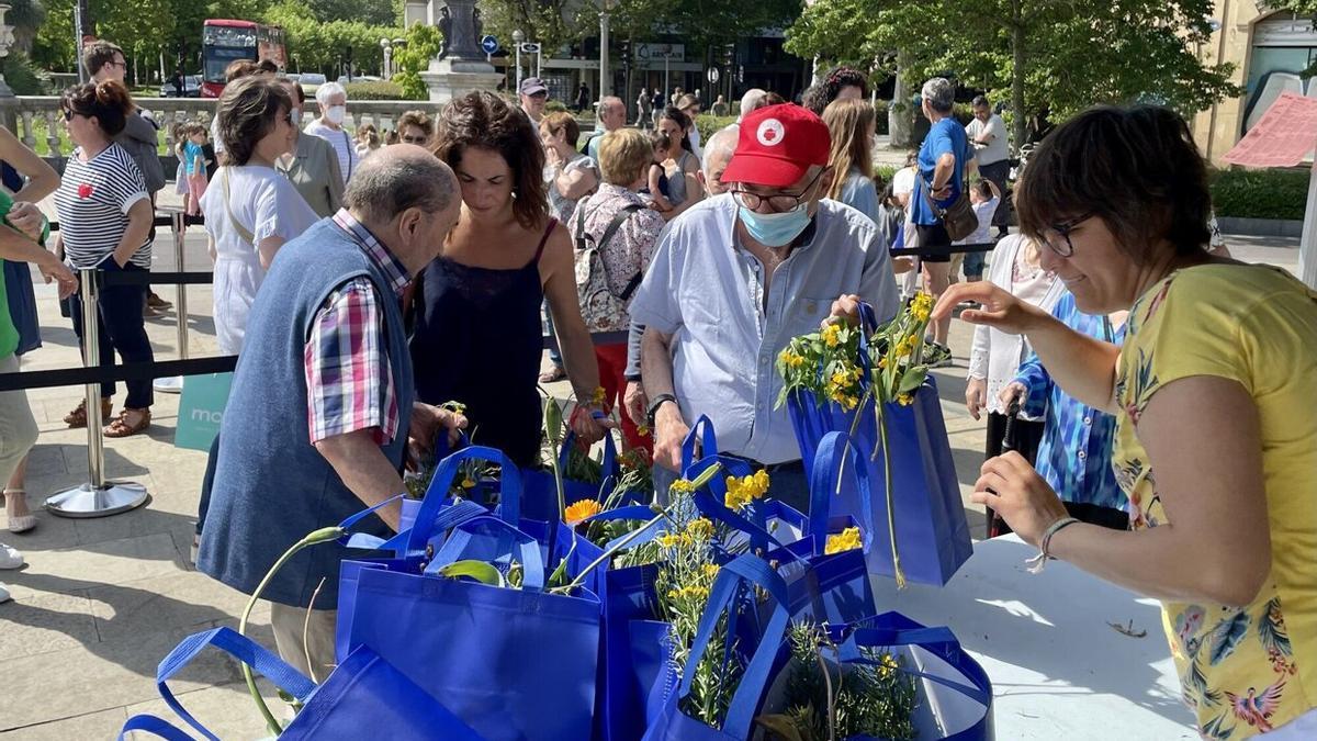 Reparto de flores en primavera.