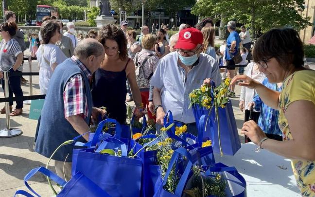 Reparto de flores en primavera.