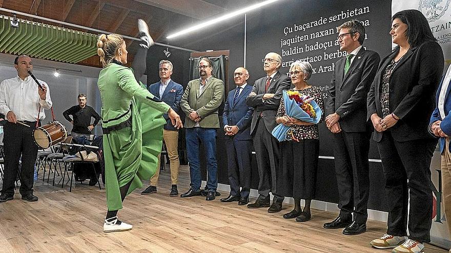 Autoridades y familiares, en un momento del acto de homenaje vivido ayer. | FOTO: ALEX LARRETXI