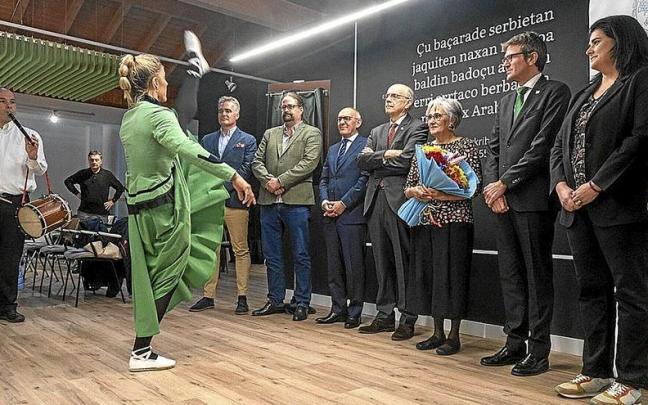 Autoridades y familiares, en un momento del acto de homenaje vivido ayer. | FOTO: ALEX LARRETXI