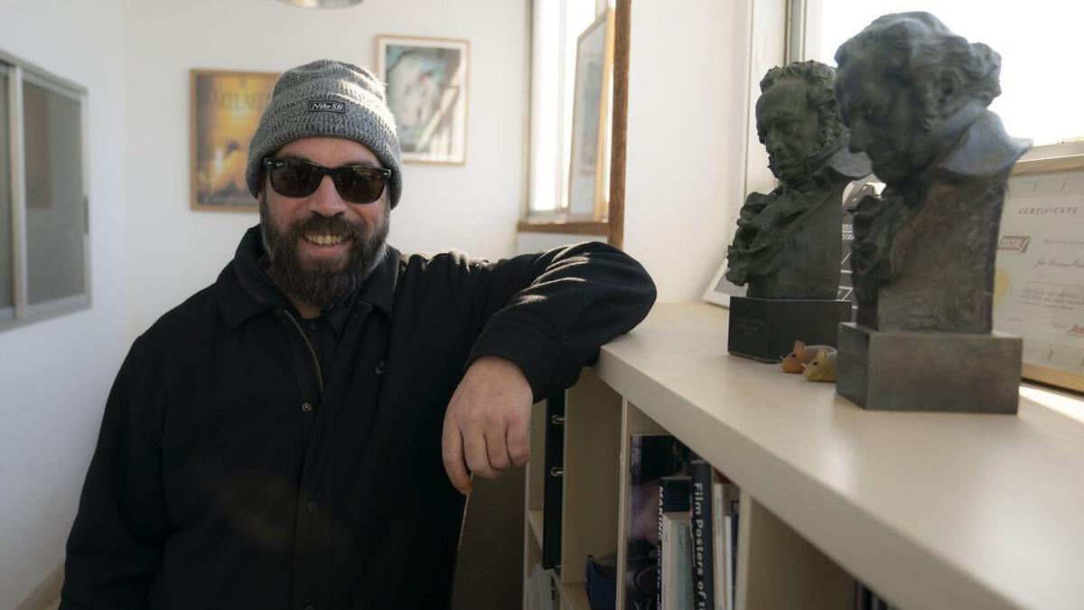 Jon Serrano, con dos Premios Goya en su estudio de Donostia.