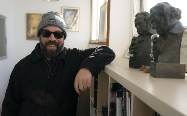 Jon Serrano, con dos Premios Goya en su estudio de Donostia.