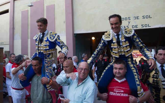 Escribano y El Cid salen a hombros de la plaza de toros de Tudela.