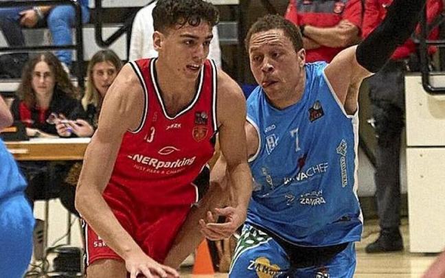 Rodríguez, ante un jugador del Zamora. | FOTO: IÑAKI PORTO Rodríguez, ante un jugador del Zamora. | FOTO: IÑAKI PORTO