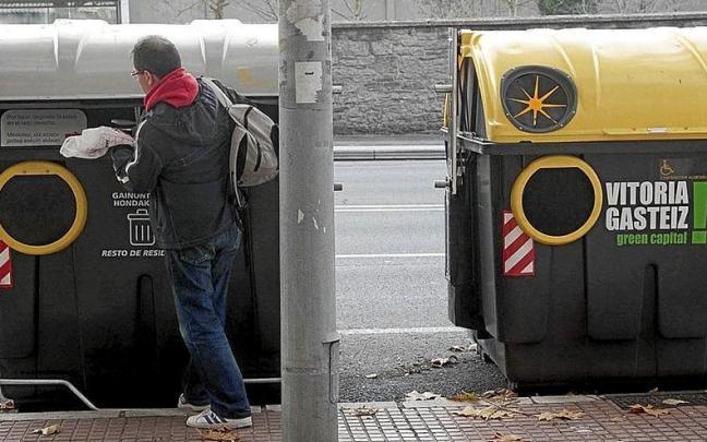 Contenedores adaptados en Vitoria-Gasteiz, con embocadura baja. Contenedores adaptados en Vitoria-Gasteiz, con embocadura baja.