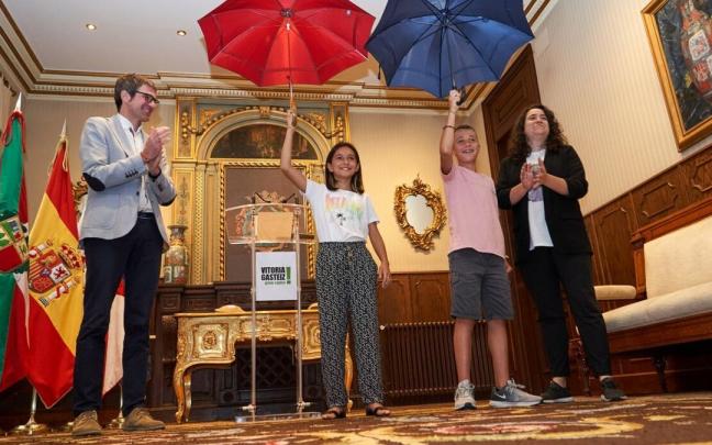 Elaia y Unax con su paraguas