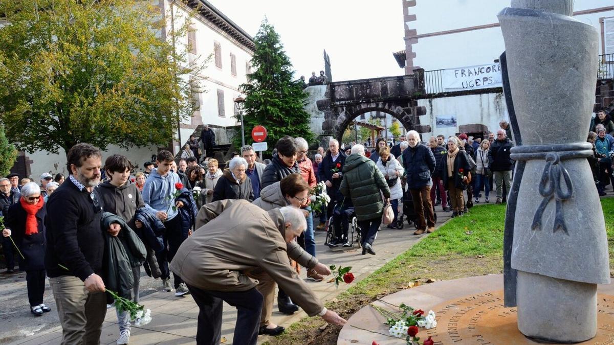 Arantxa y César Etxeberria, sobrinos de Bittori, en la ofrenda floral.