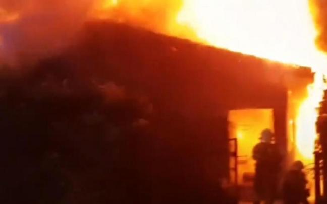 Un incendio ha calcinado una vivienda en Artzentales