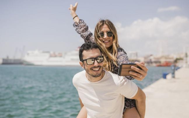 Una mujer y un hombre posan para sacarse una foto. Una mujer y un hombre posan para sacarse una foto.