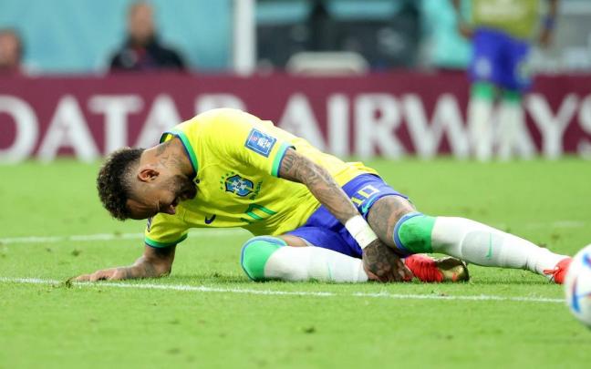 El futbolista Neymar Jr. en el momento de la lesión en el encuentro ante Serbia. El futbolista Neymar Jr. en el momento de la lesión en el encuentro ante Serbia.