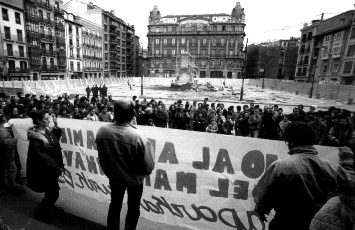 La plaza de San Francisco, vallada por el inicio de las obras en 1992, y protesta vecinal.