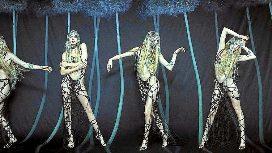 Cara Delevingne también debuta en esta edición que firma la fotógrafa Emma Summerton.