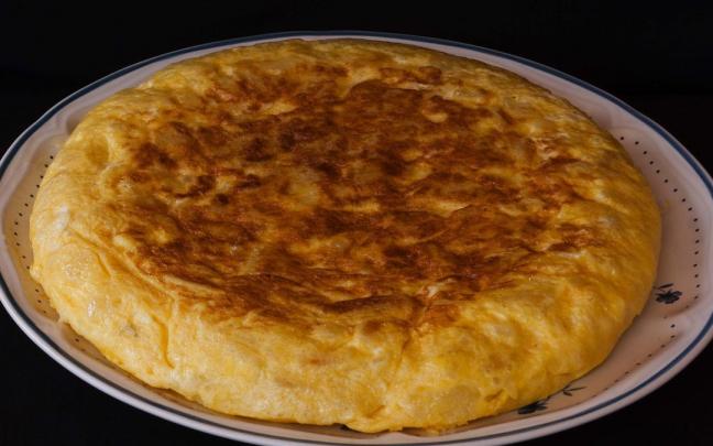 Una tortilla de patata mal cuajada puede provocar una intoxicación alimentaria