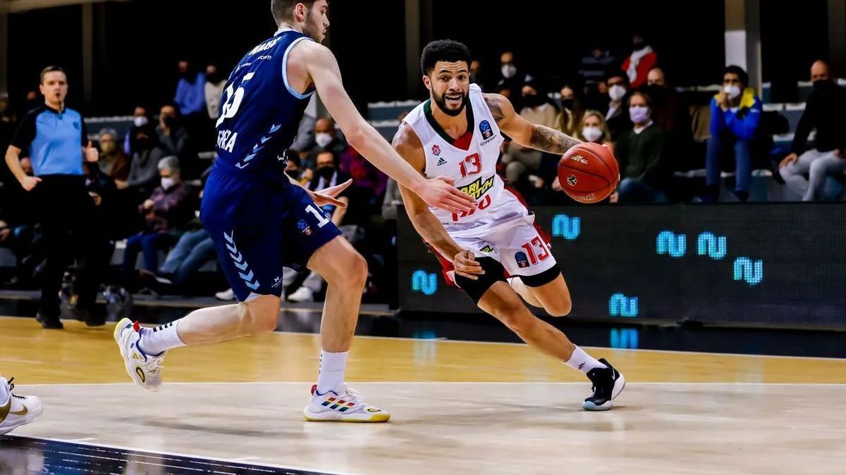 Darius Thompson maneja el bal&oacute;n durante un partido de la pasada Eurocup con el Lokomotiv Kuban